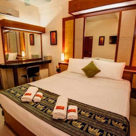 Bar Oz Riverside Guesthouse Phnom Penh Bagian luar foto