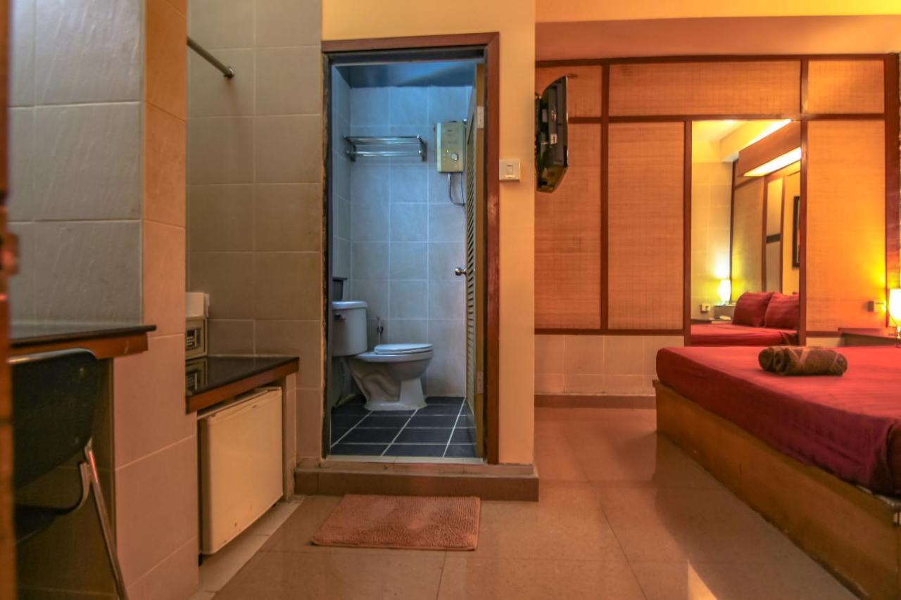 Bar Oz Riverside Guesthouse Phnom Penh Bagian luar foto