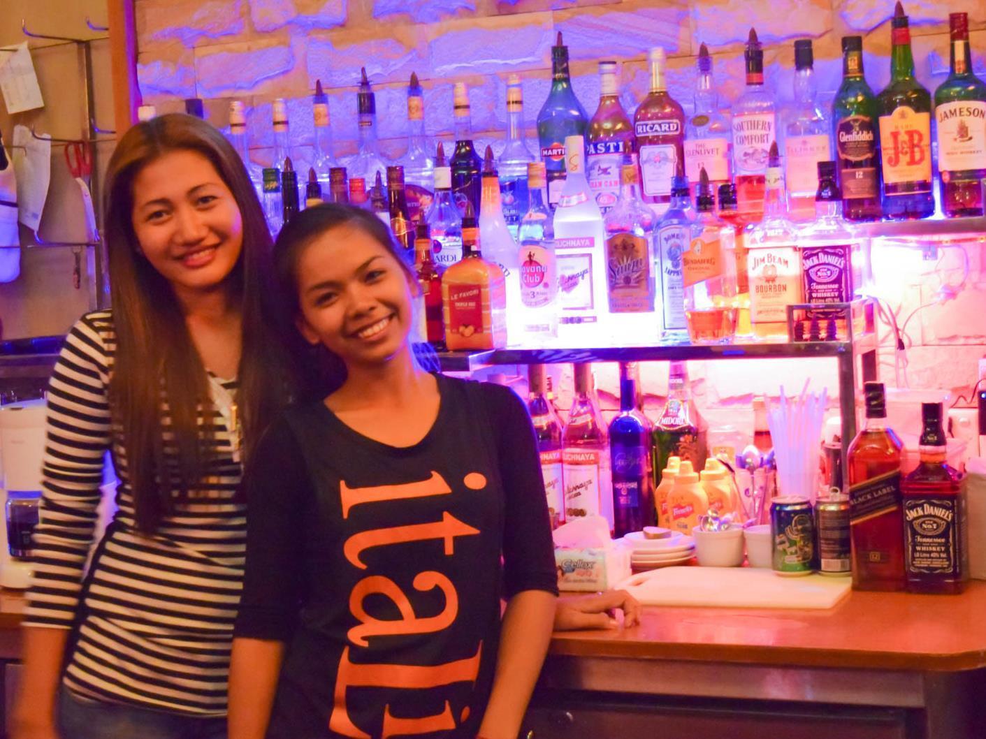 Bar Oz Riverside Guesthouse Phnom Penh Bagian luar foto