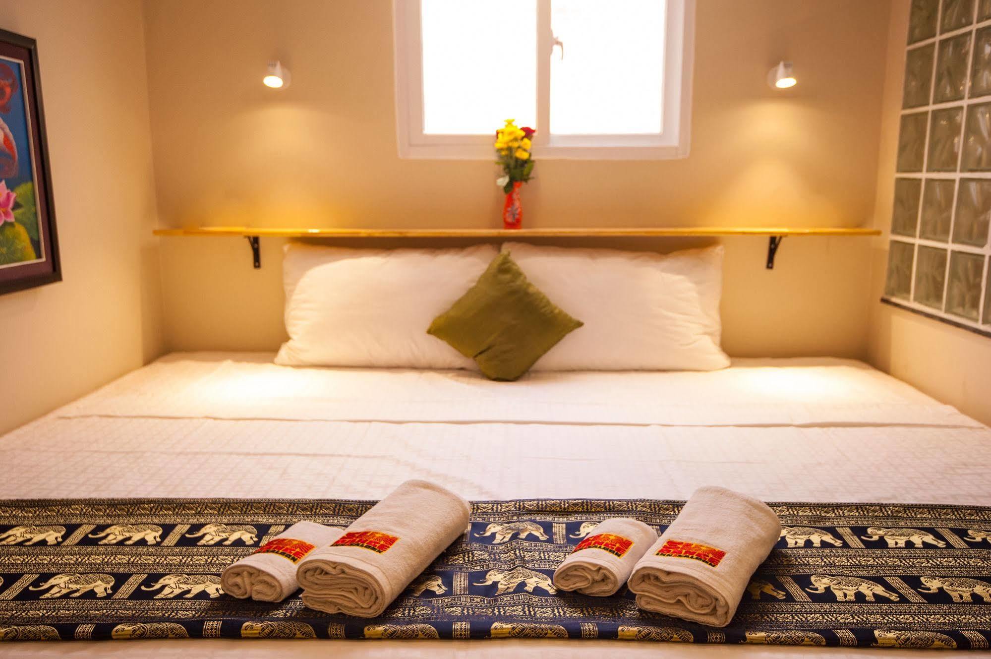 Bar Oz Riverside Guesthouse Phnom Penh Bagian luar foto