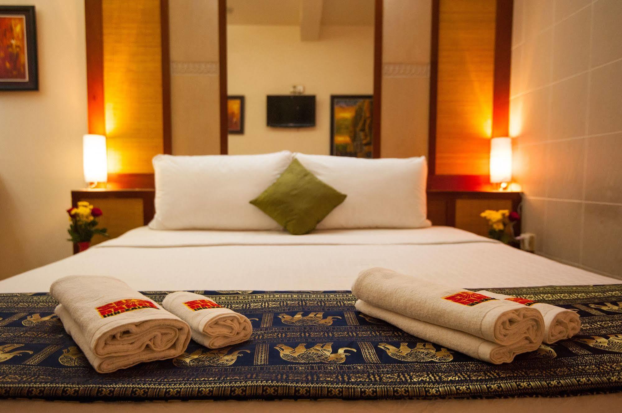 Bar Oz Riverside Guesthouse Phnom Penh Bagian luar foto