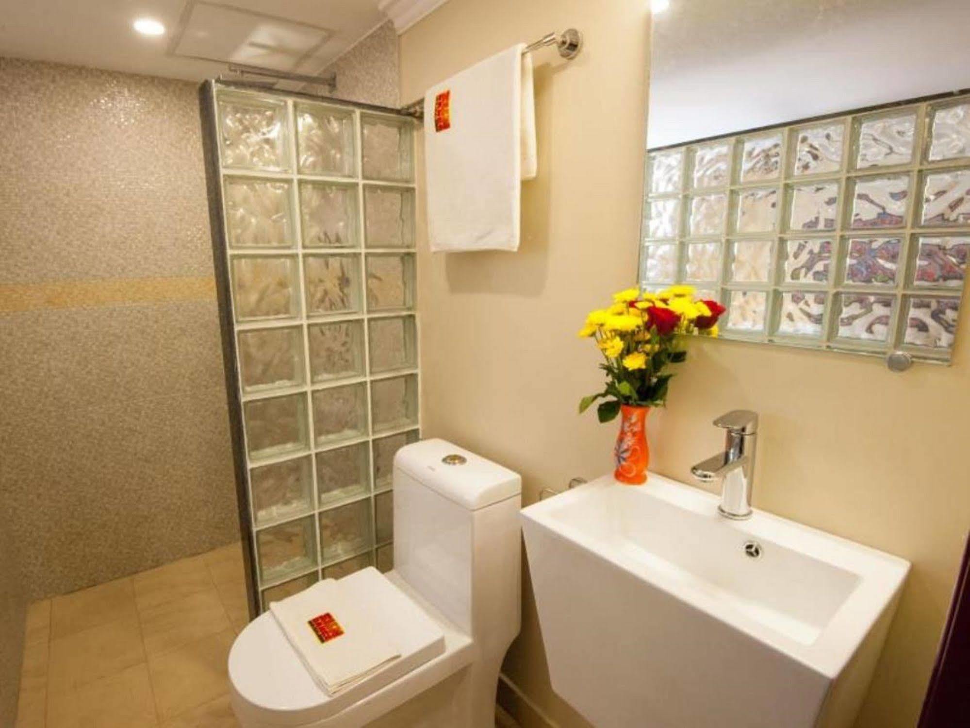 Bar Oz Riverside Guesthouse Phnom Penh Bagian luar foto