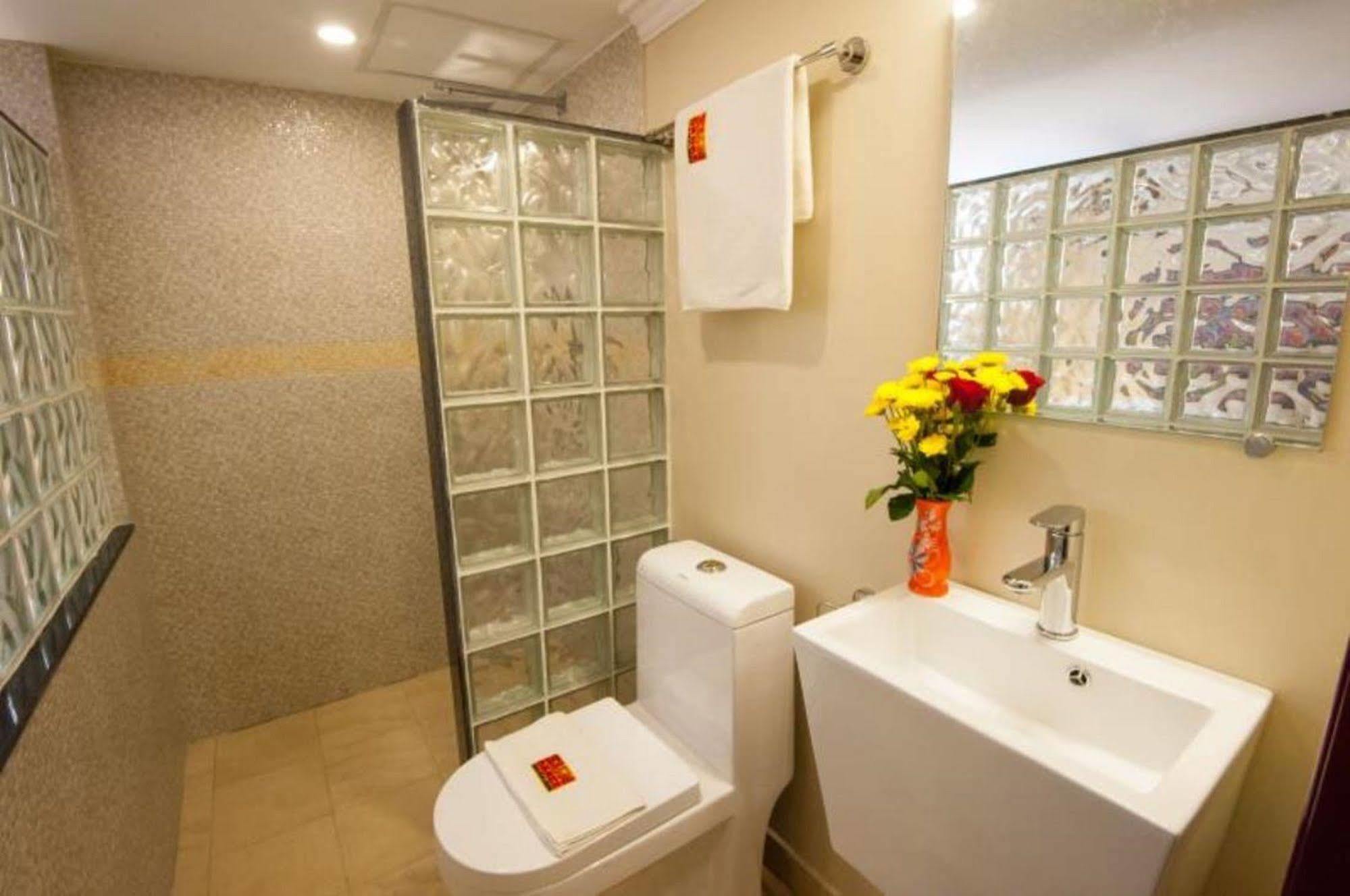 Bar Oz Riverside Guesthouse Phnom Penh Bagian luar foto