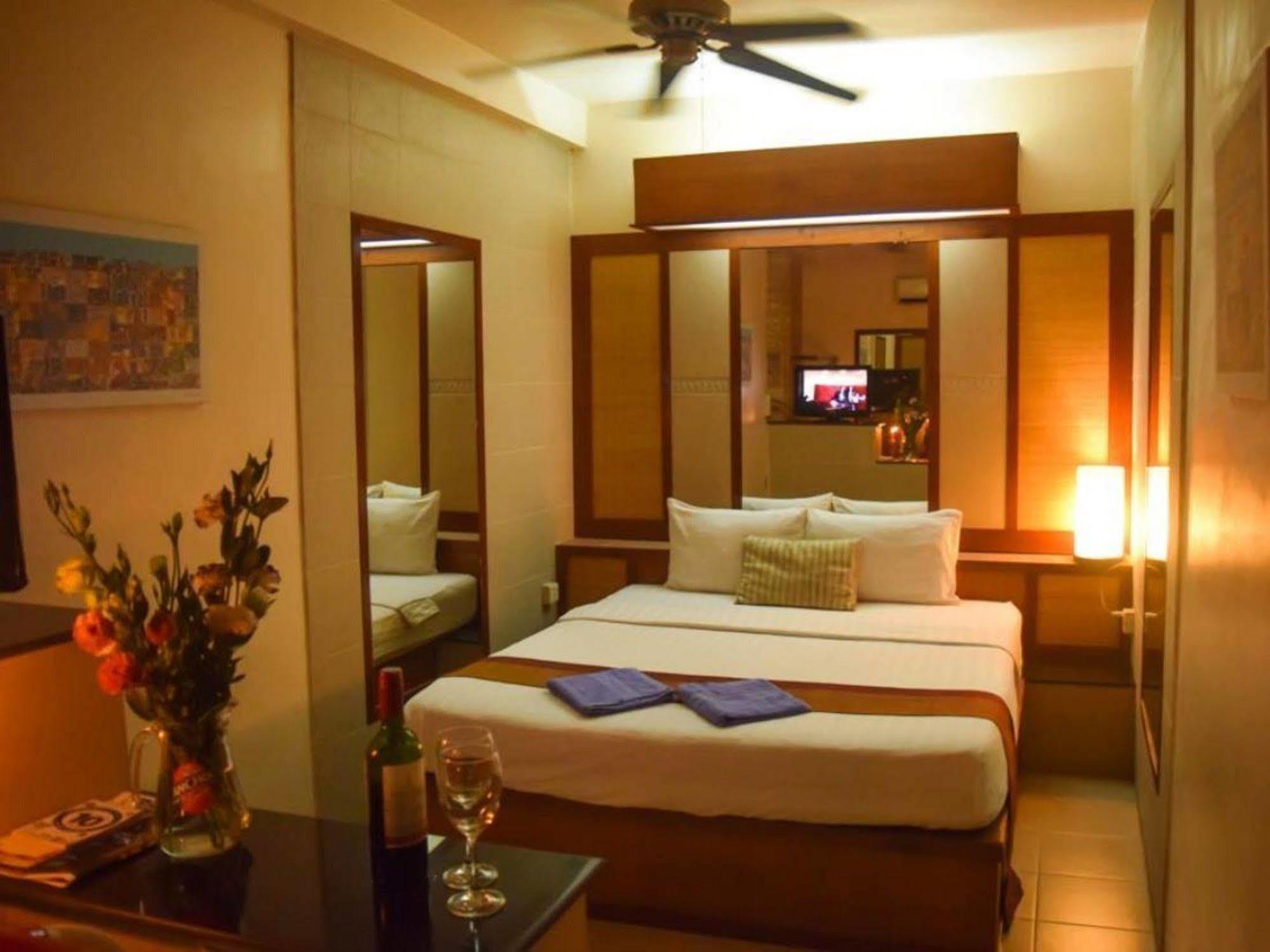Bar Oz Riverside Guesthouse Phnom Penh Bagian luar foto