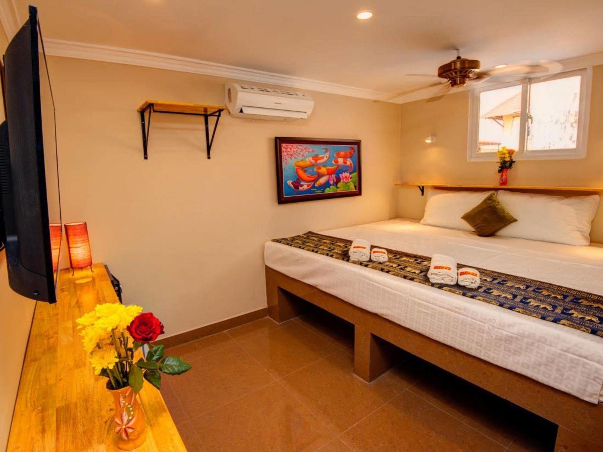 Bar Oz Riverside Guesthouse Phnom Penh Bagian luar foto