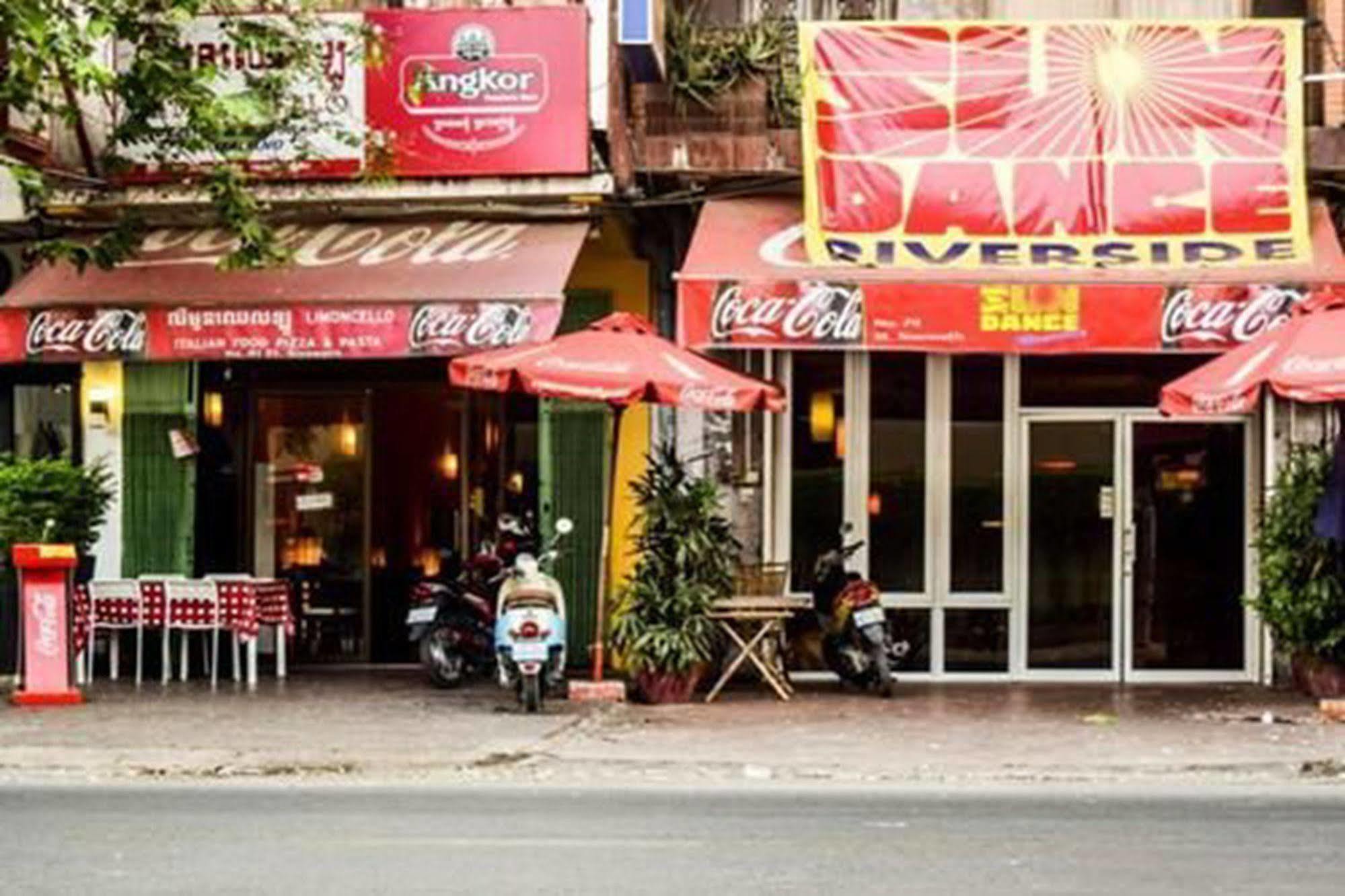 Bar Oz Riverside Guesthouse Phnom Penh Bagian luar foto