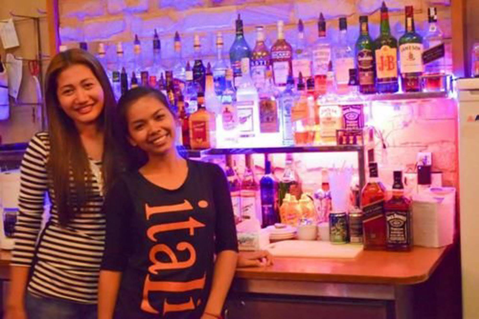 Bar Oz Riverside Guesthouse Phnom Penh Bagian luar foto