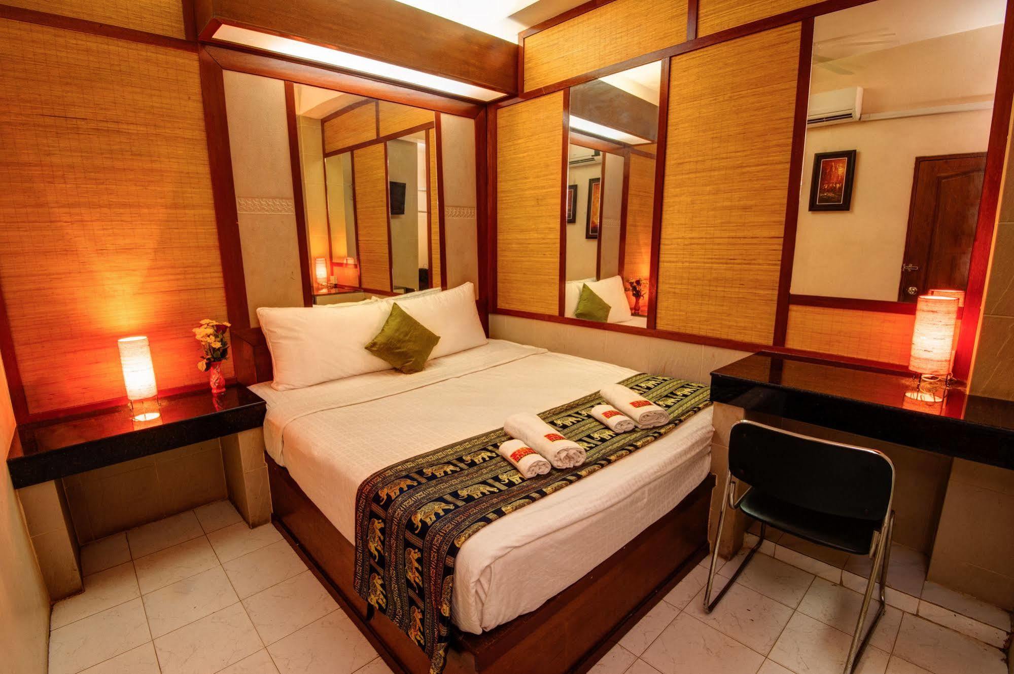 Bar Oz Riverside Guesthouse Phnom Penh Bagian luar foto