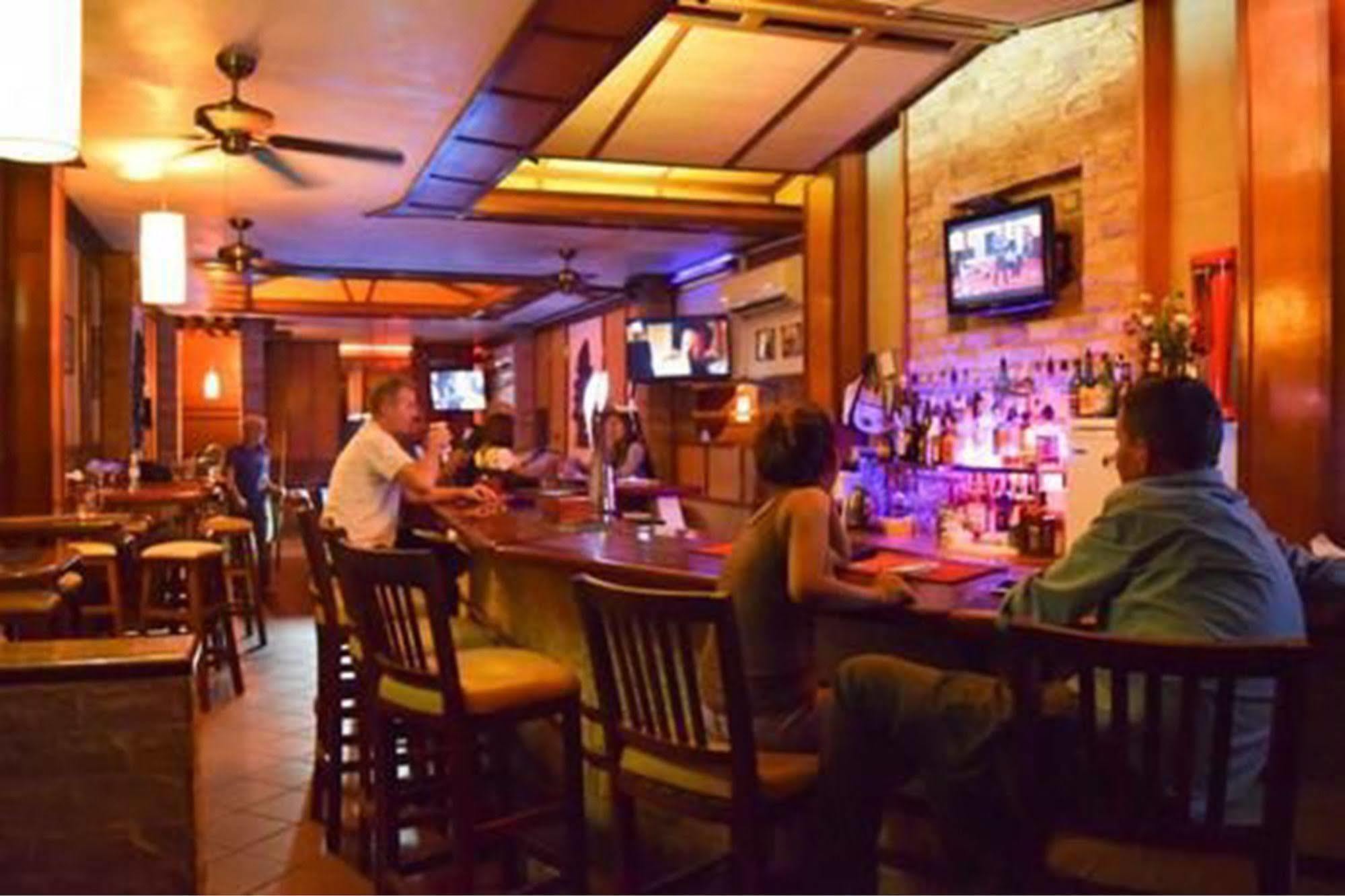 Bar Oz Riverside Guesthouse Phnom Penh Bagian luar foto