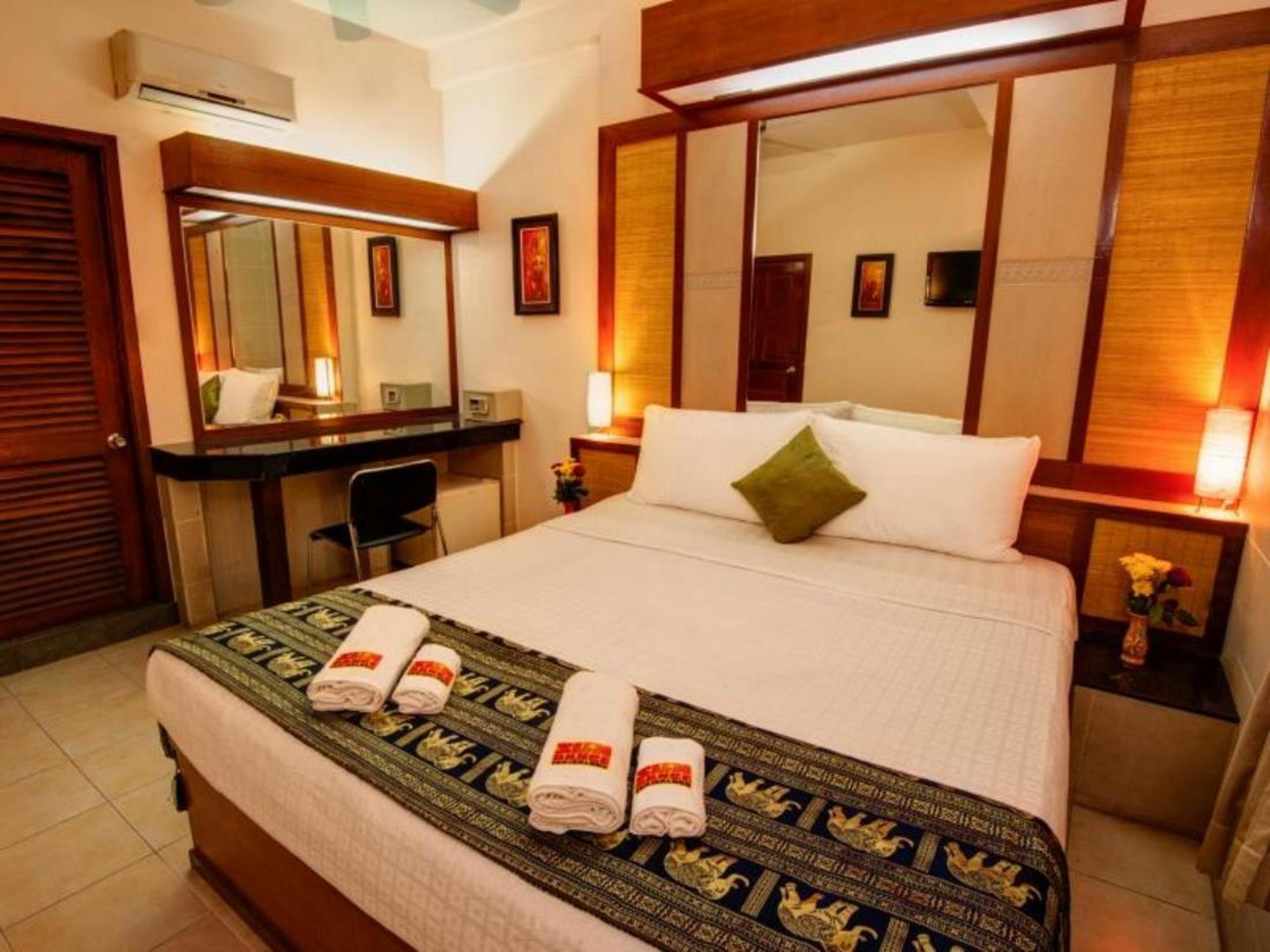 Bar Oz Riverside Guesthouse Phnom Penh Bagian luar foto